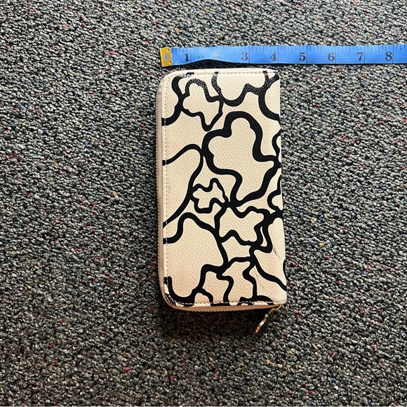 Black & White Cream Swirl Circle Blob Pattern Design Clutch Wallet Accessory - Picture 15 of 16